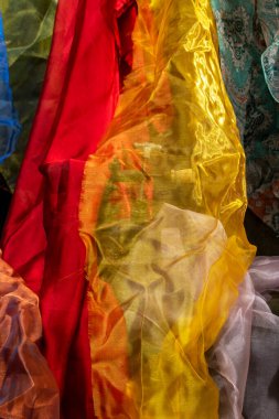 Renkli kumaş artıklarından oluşan soyut arkaplan