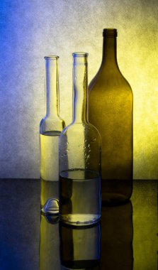 Renkli bir arka planda camlarla dolu bir hayat