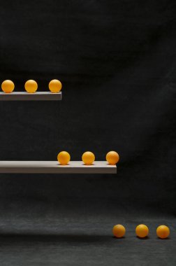 Ahşap raflarda turuncu toplarla dolu bir hayat