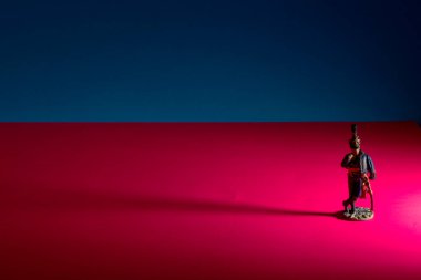 Kırmızı masada yalnız bir teneke asker