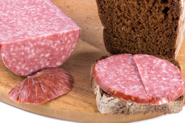 Ekmek ve sosisi masaya yakın plan çek.