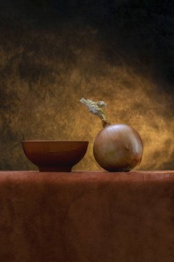 Masada taze soğan ve bir tabakla durgun bir hayat