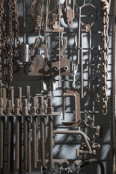 Staan met metalen instrumenten en apparaten — Stockfoto