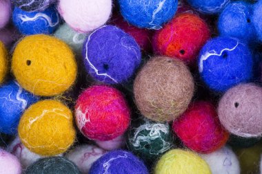 Yün çok renkli topları arka plan keçeli