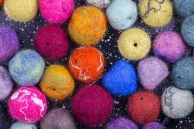 Yün çok renkli topları arka plan keçeli