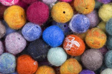 Yün çok renkli topları arka plan keçeli