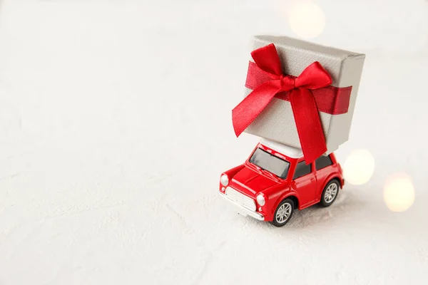 红色玩具车 白色背景的圣诞礼物或新年礼物 圣诞贺卡的概念 靠近点 — 图库照片