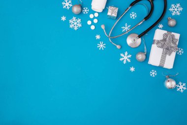 Noel, ilaç tebrik kartı. Boş pano, Noel süslemeleri, mavi arka planda haplar. Tıbbi konsept. Uzayı kopyala, düz yat