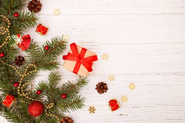 Noel tebrik kartı kompozisyonu. Noel ağacı hediye, beyaz ahşap arka planda süsleme. Üst görünüm, düz görünüm, kopyalama alanı