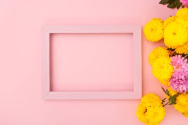 Güzel çiçek kompozisyonu. Pembe arka planda mesaj için çerçeve. Sevgililer Günü, Paskalya, Doğum günü, Anneler Günü. Düz konum, üst görünüm, kopyalama alanı.