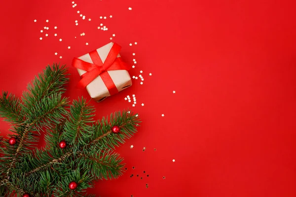 Carte Voeux Composition Noël Cadeaux Papier Artisanal Sur Fond Rouge Images De Stock Libres De Droits