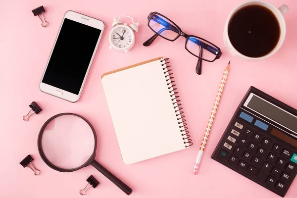 Busca o elige un trabajo. Concepto de carrera o freelance. Materiales de oficina, bloc de notas, teléfono y lupa sobre fondo rosa pastel. Copiar espacio, plano, vista superior. —  Fotos de Stock