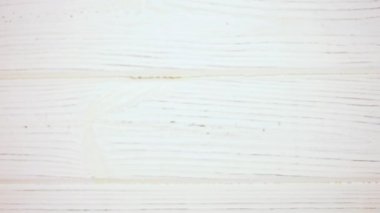 Kadın hediye kutusunu beyaz ahşap masaya koyar. Tatil kavramı