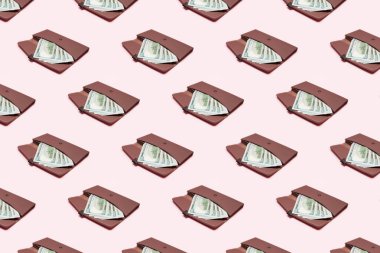 Pembe arka planda parası olan kadın cüzdanı. Kusursuz konuşma, yaratıcı paketleme konsepti