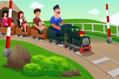 çocuklar ve ebeveynleri küçük bir tren sürme