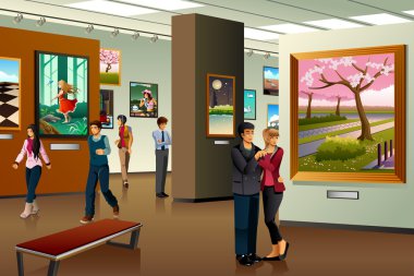 İnsanlar bir Sanat Galerisi ziyaret