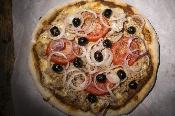 Pizza Con Cebolla Atún Tomate Aceitunas Sobre Mesa Madera —  Fotos de Stock