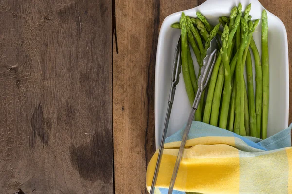 Espárragos Verdes Plato Blanco Sobre Mesa Madera —  Fotos de Stock