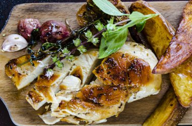 tavuk göğsü ahşap plaka üzerinde