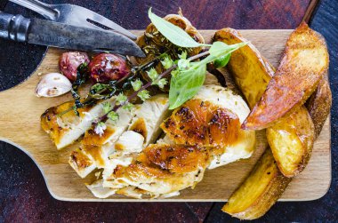 tavuk göğsü ahşap plaka üzerinde