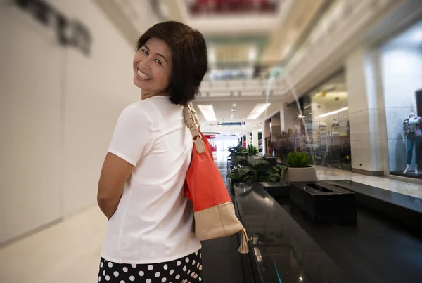 Vrouw in een winkelcentrum — Stockfoto