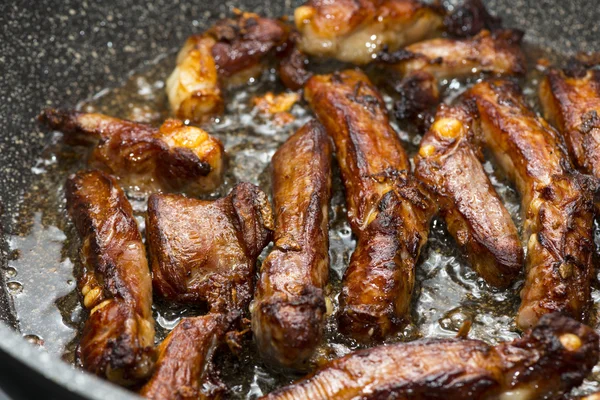 La carne de cerdo que se fríe en la cacerola — Foto de Stock