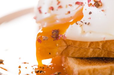 Ekmek üzerine yumuşak haşlanmış yumurta