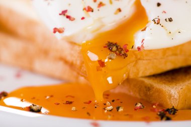 Ekmek üzerine yumuşak haşlanmış yumurta