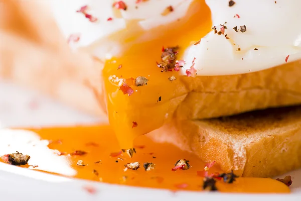 Huevos cocidos en tostadas —  Fotos de Stock