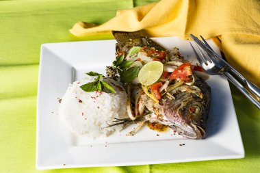 Bir Barbekü Balık plaka üzerinde