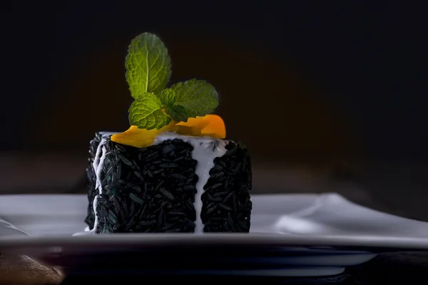 Черный рисовый десерт — стоковое фото