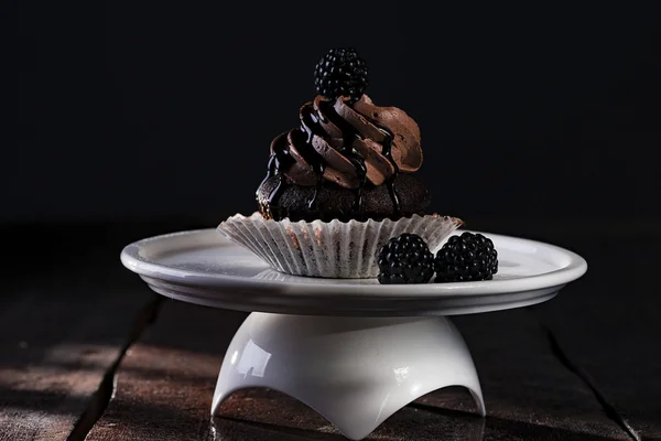 One cupcake on cake stand — Stock Photo, Image