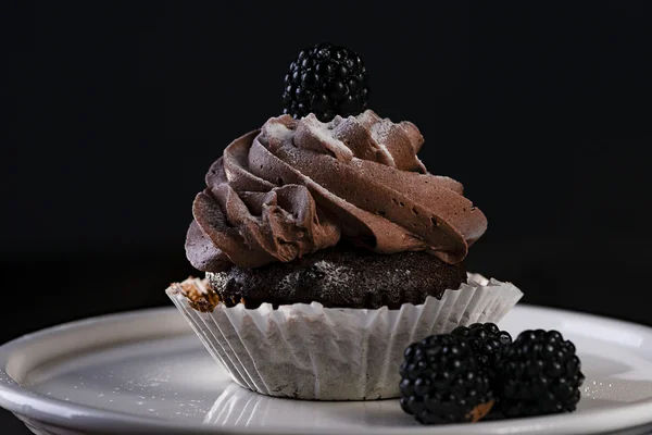 Ein Cupcake auf Kuchenständer — Stockfoto