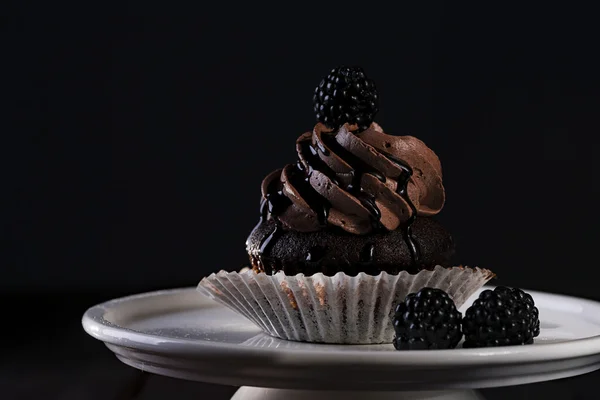 One cupcake on cake stand — Stock Photo, Image