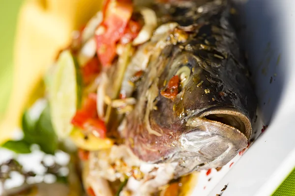 Un pescado barbacoa en el plato — Foto de Stock