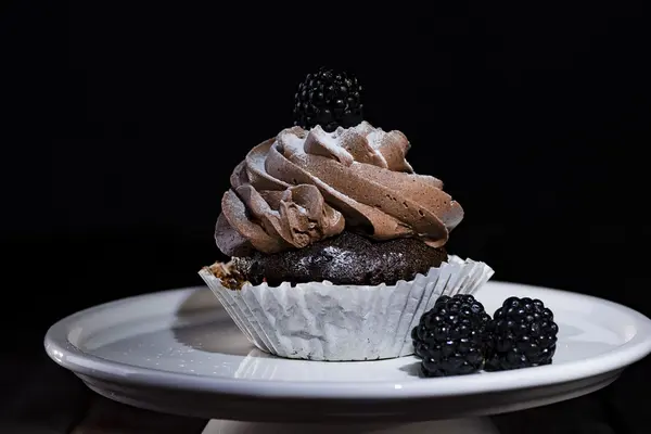 Ein Cupcake auf Kuchenständer — Stockfoto