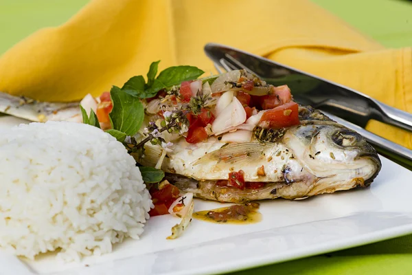 Un pescado barbacoa en el plato —  Fotos de Stock