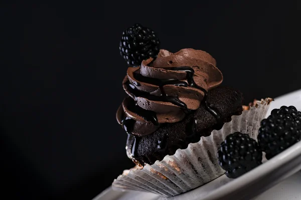 Um cupcake na banca de bolo — Fotografia de Stock