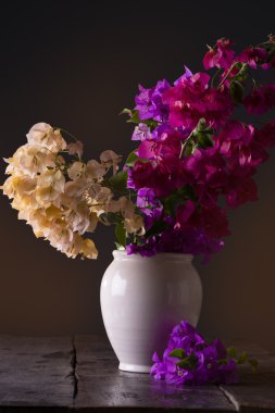 Vazodaki renkli çiçekler