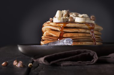 Bir yığın krep muz ile