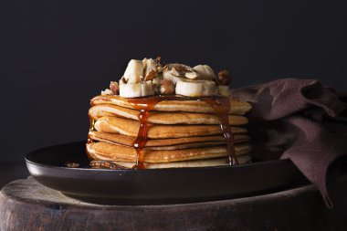 Bir yığın krep muz ile