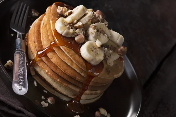 Uma pilha de panqueca com banana — Fotografia de Stock