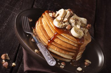 Bir yığın krep muz ile