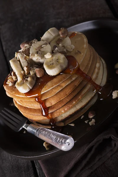 Uma pilha de panqueca com banana — Fotografia de Stock