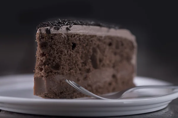 Um pedaço de bolo de chocolate — Fotografia de Stock