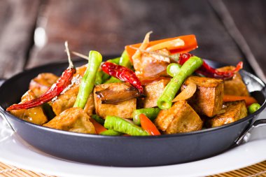 Bir kase soya peyniri ve sebze stir fry closeup. 