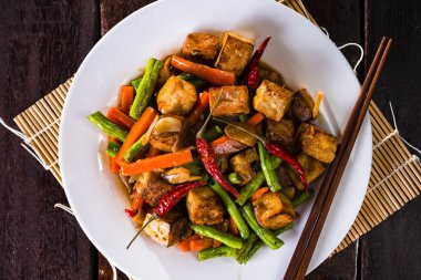 Bir kase soya peyniri ve sebze stir fry closeup. 