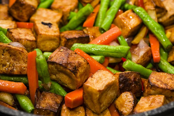 一碗豆腐和蔬菜翻炒的特写. — 图库照片