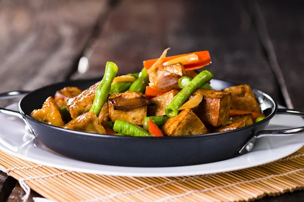 Bir kase soya peyniri ve sebze stir fry closeup. 