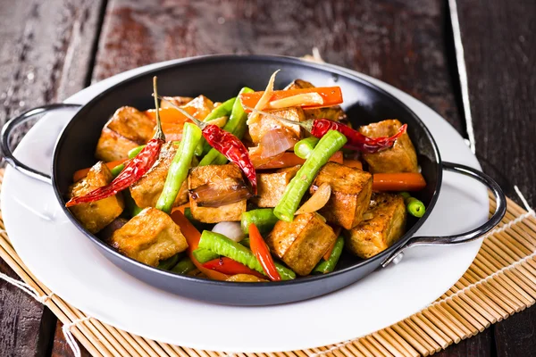 Närbild av en skål med tofu och vegetabiliska stek. — Stockfoto